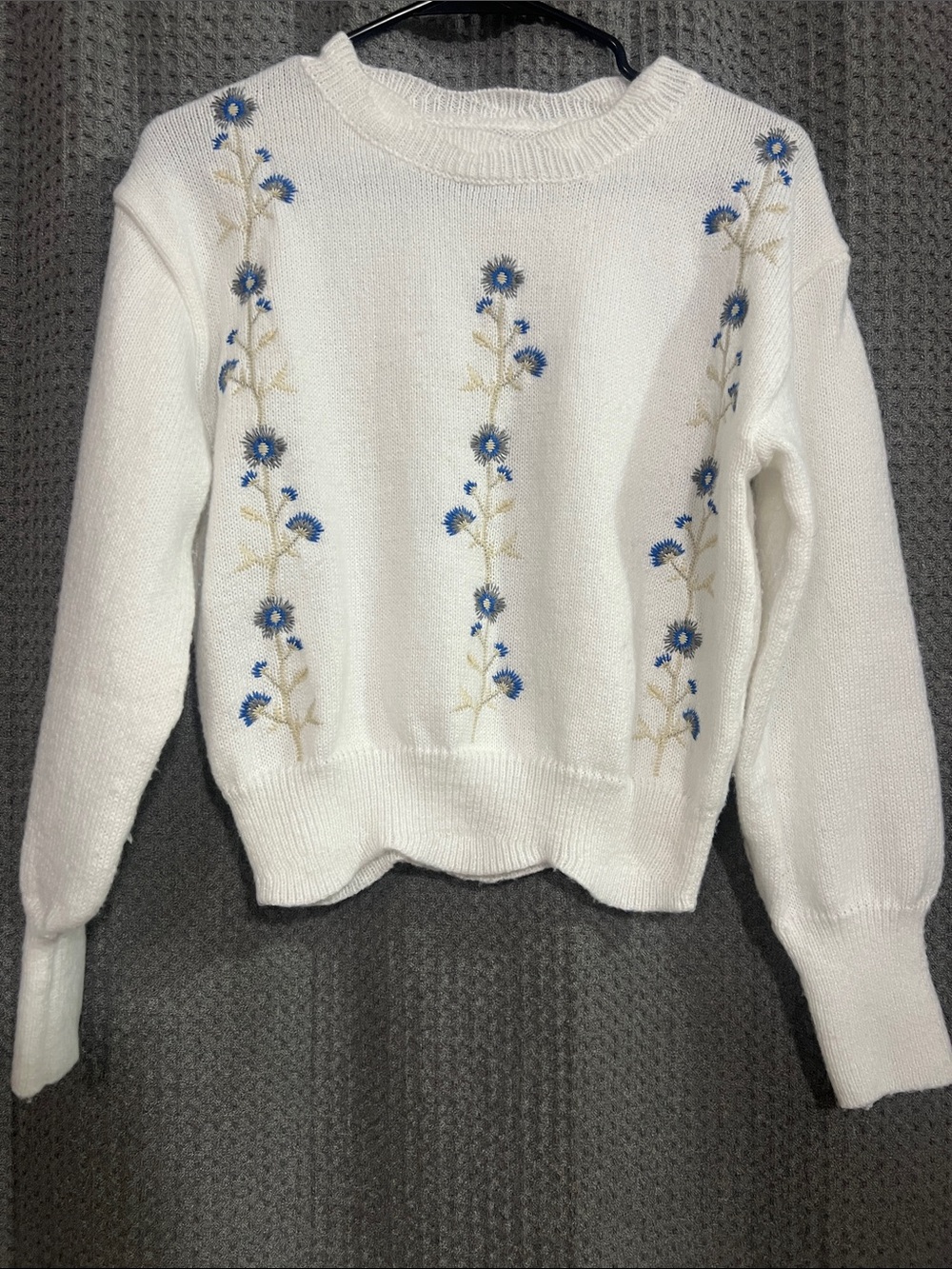 💙🪻Women's White Crewneck Sweater with Blue Floral Embroidery